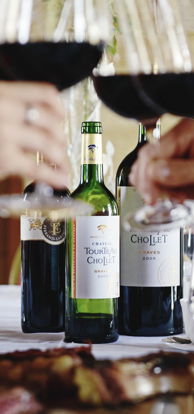 Dégustation de vin rouge autour d'un repas