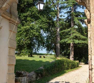 À Saint-Philippe d'Aiguilhe, un jardin fleuri et des cèdres centenaires à admirer