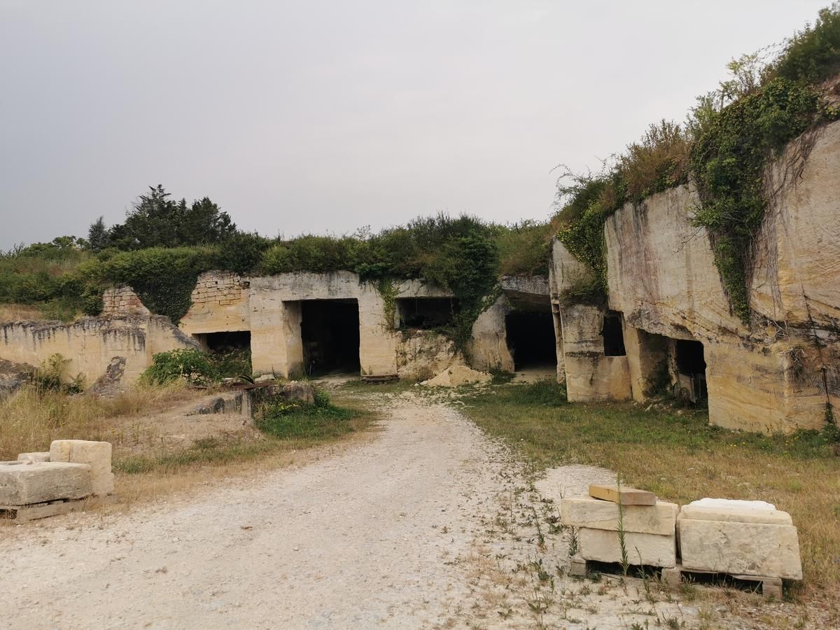 Le site abrite près de 20&nbsp;000&nbsp;m² de carrières de pierre calcaires, exploitées dès l’Antiquité pour construire…