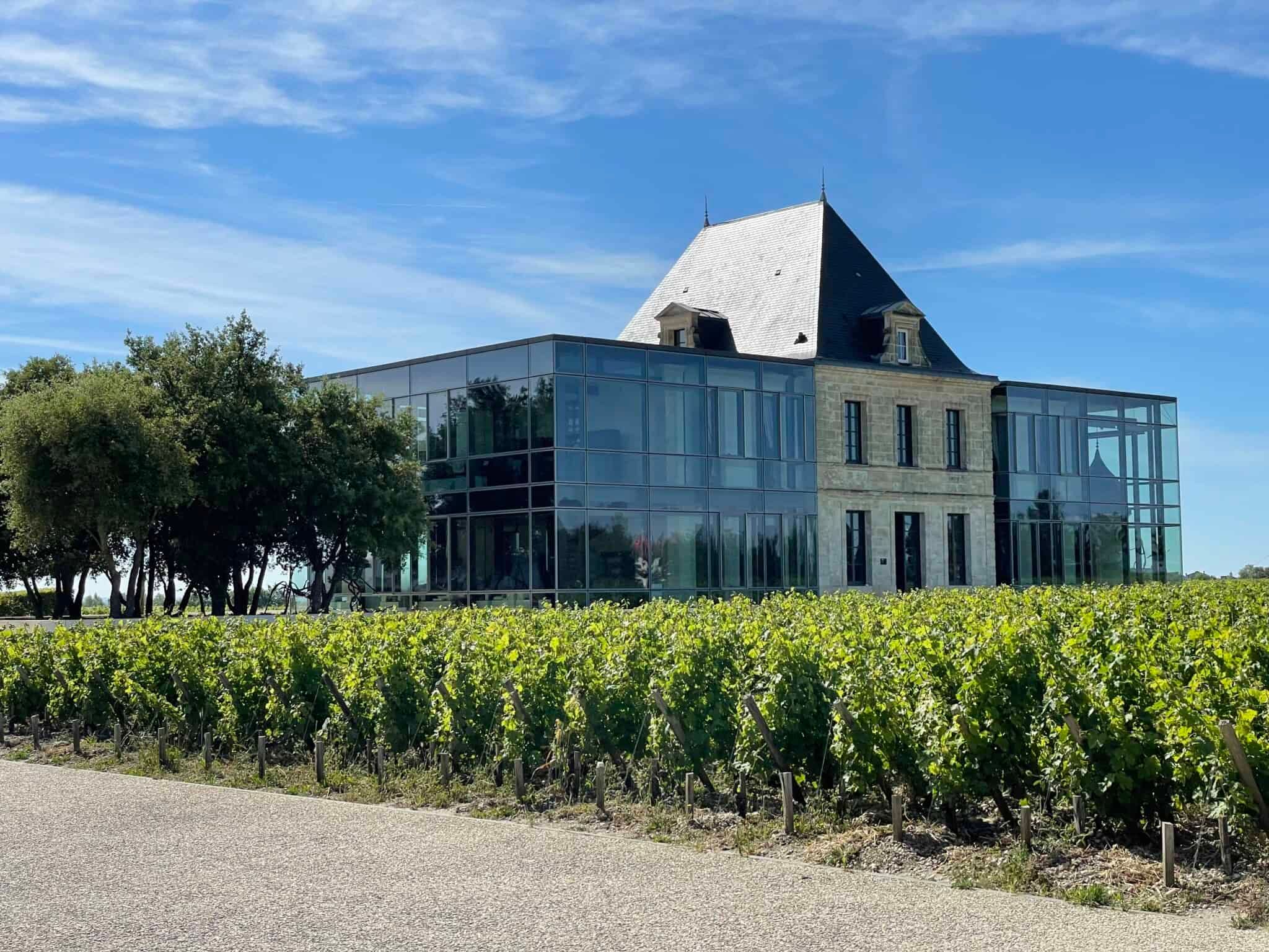 Château Pédesclaux à Pauillac, Grand Cru Classé du Médoc, bâtiment moderne avec façades en verre et section centrale en…