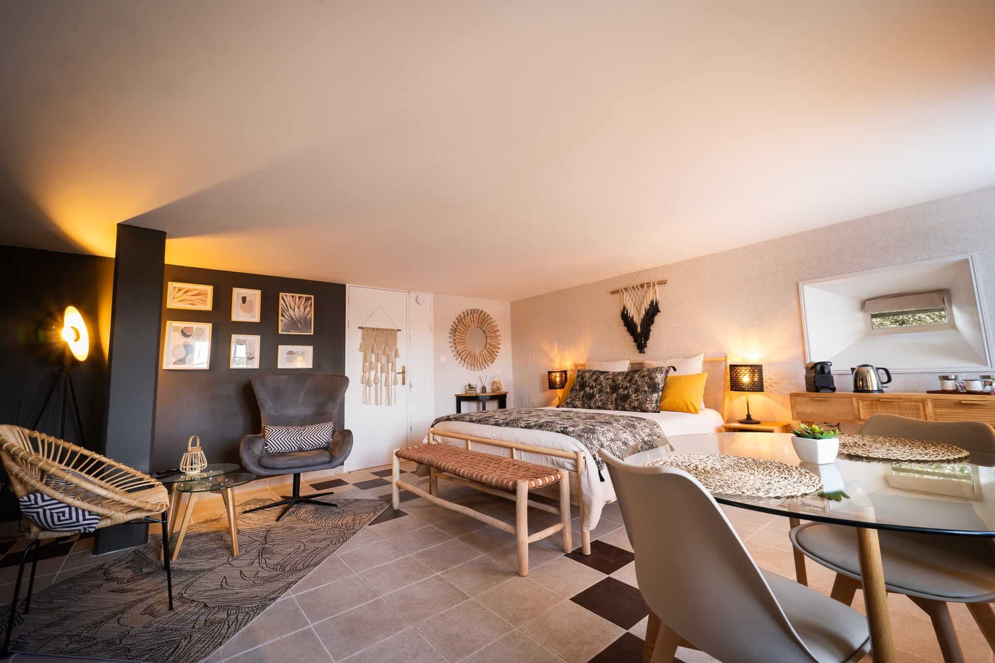Studio Les Vignes de 32 m² avec lit 160x200 en linge de lin, coin repas et décoration bohème chic au Château Papounan,…