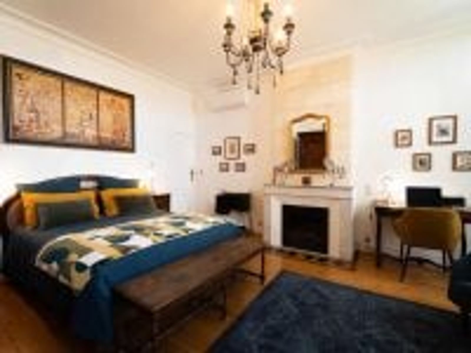Lit 160x200 en linge de lin, cheminée en pierre et décoration rétro dans la Chambre Domeyne du Château Papounan, chambre…