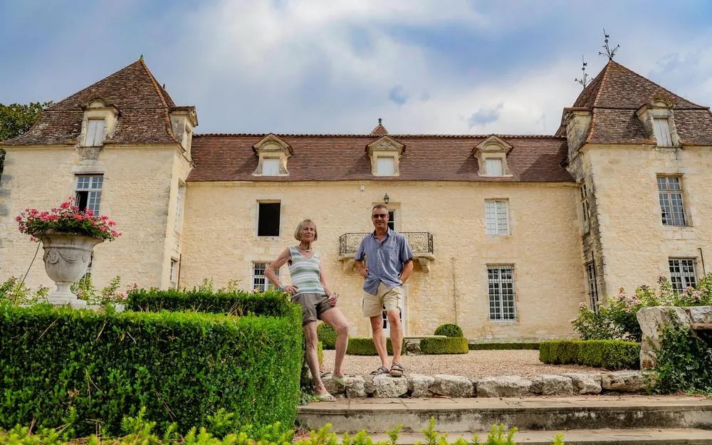 Alice Demonchaux et son fils Aurélien devant leur superbe château, à Margueron, à l’est de la Gironde.