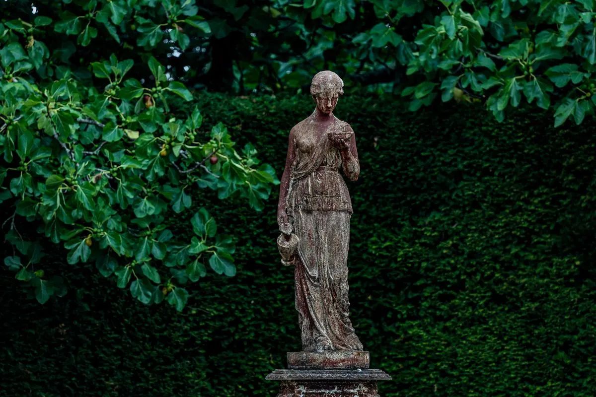 Dans les jardins, Hébé, déesse de la jeunesse, porte une amphore pour servir le vin à la table des dieux de l’Olympe.