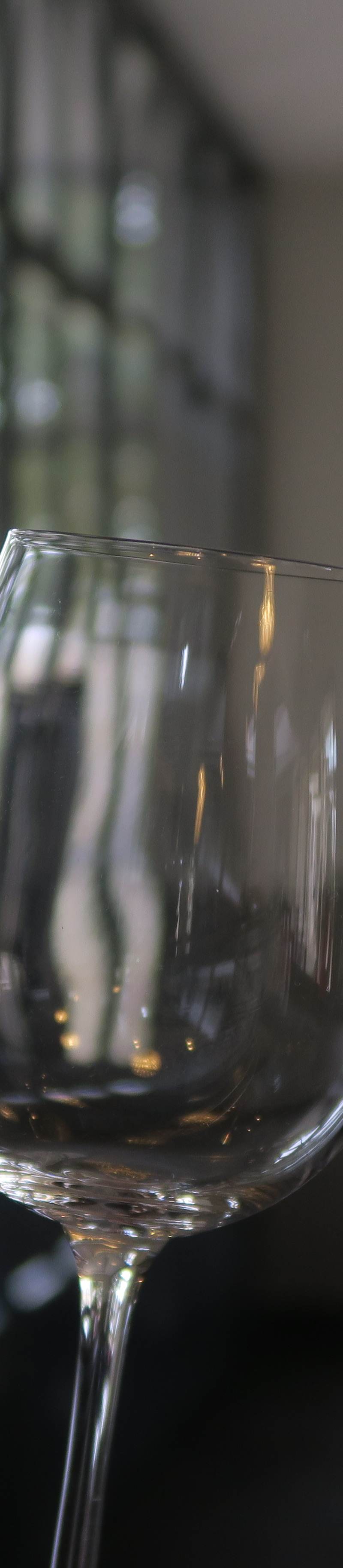 un verre a pied de degustation vide