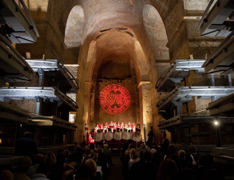 célébration de la fête de printemps dans l'église monolithe