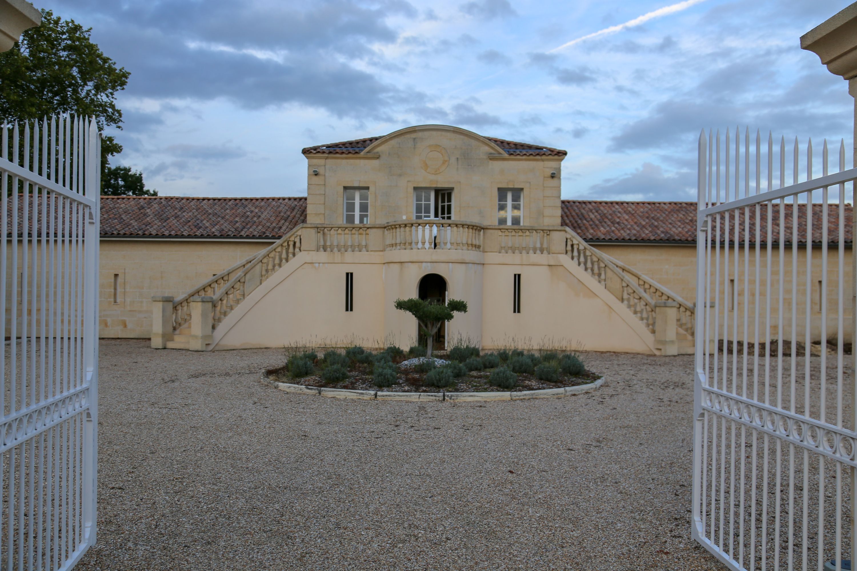 Château L'Hermitage Lescours entrance