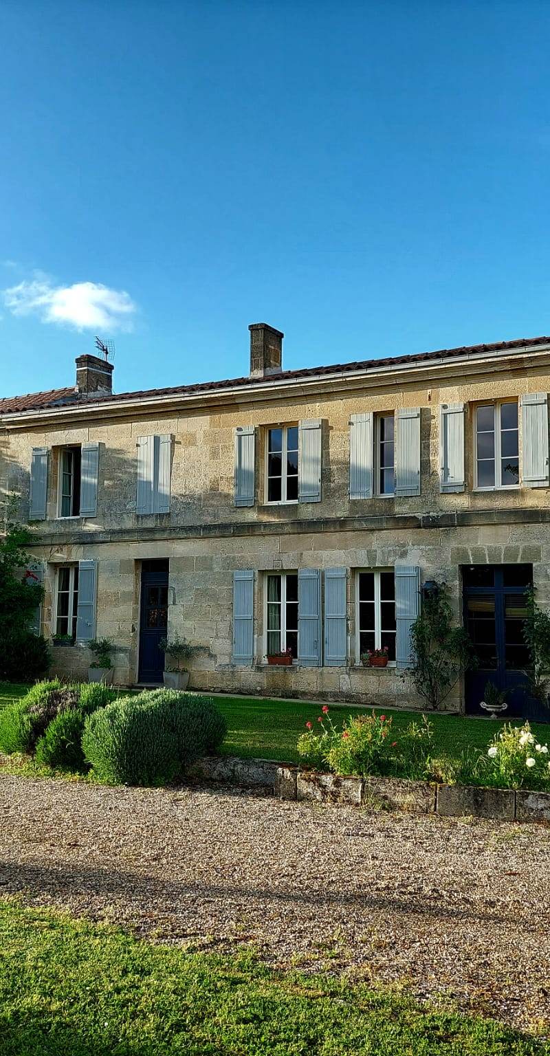 Vue de face du Château Martinat, propriété viticole à Lansac en Côtes de Bourg