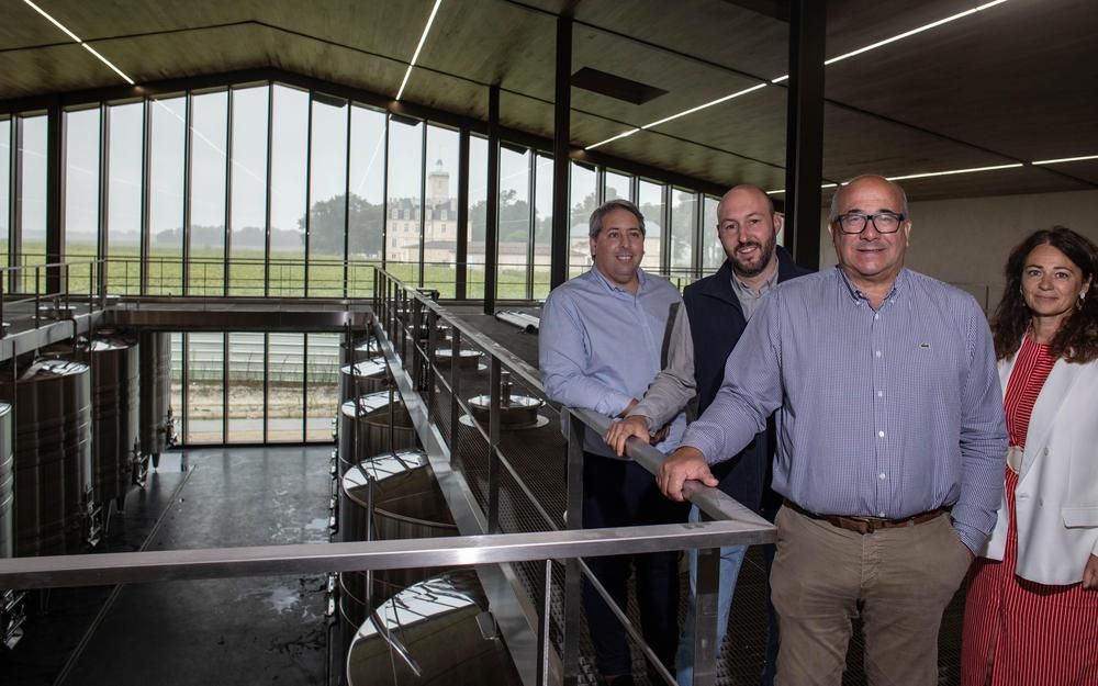 Le directeur Franck Bijon, entouré de son équipe, dans l’un des nouveaux chais des Vignobles de Larose, à…