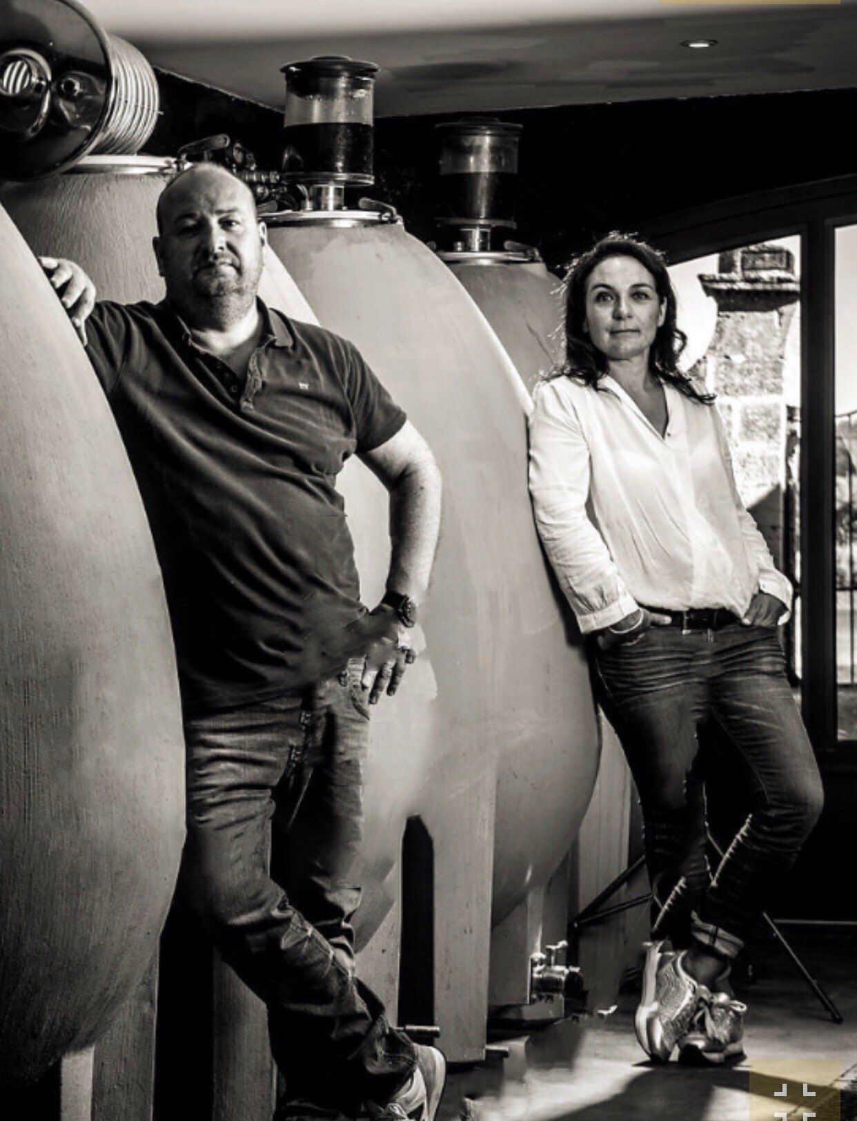 Catherine et Philippe Cohen devant les cuves du chai