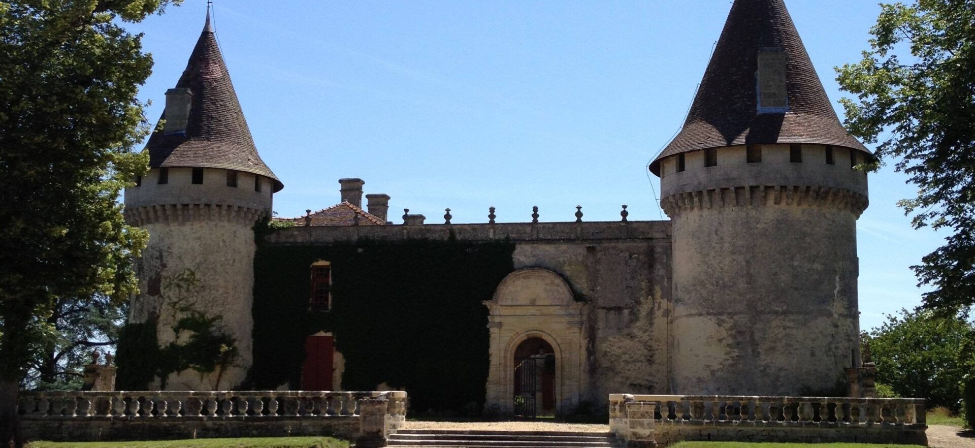 la grande cour le chateau de mouchac