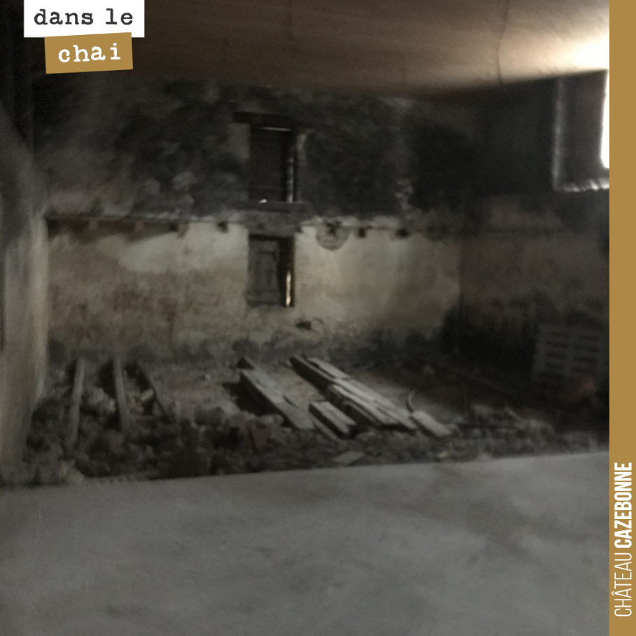Well, there is still a bit of work to do on our future amphora cellar.
An earthen floor, building a mezzanine to store dry goods above, and...
... waiting to see how the...