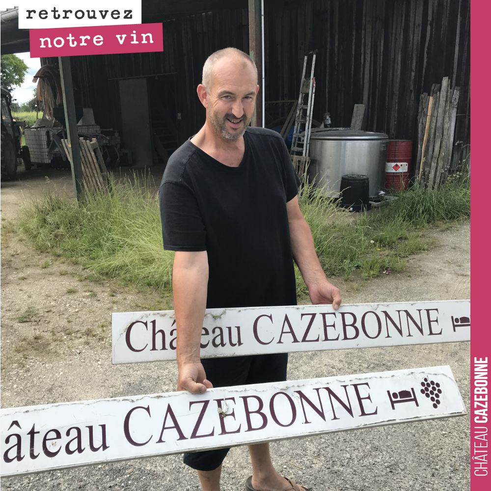Bruno is showing us the estate's old signage.
Do you like it?