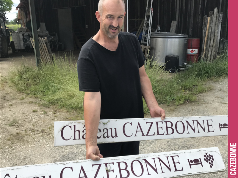 Bruno is showing us the estate's old signage.
Do you like it?