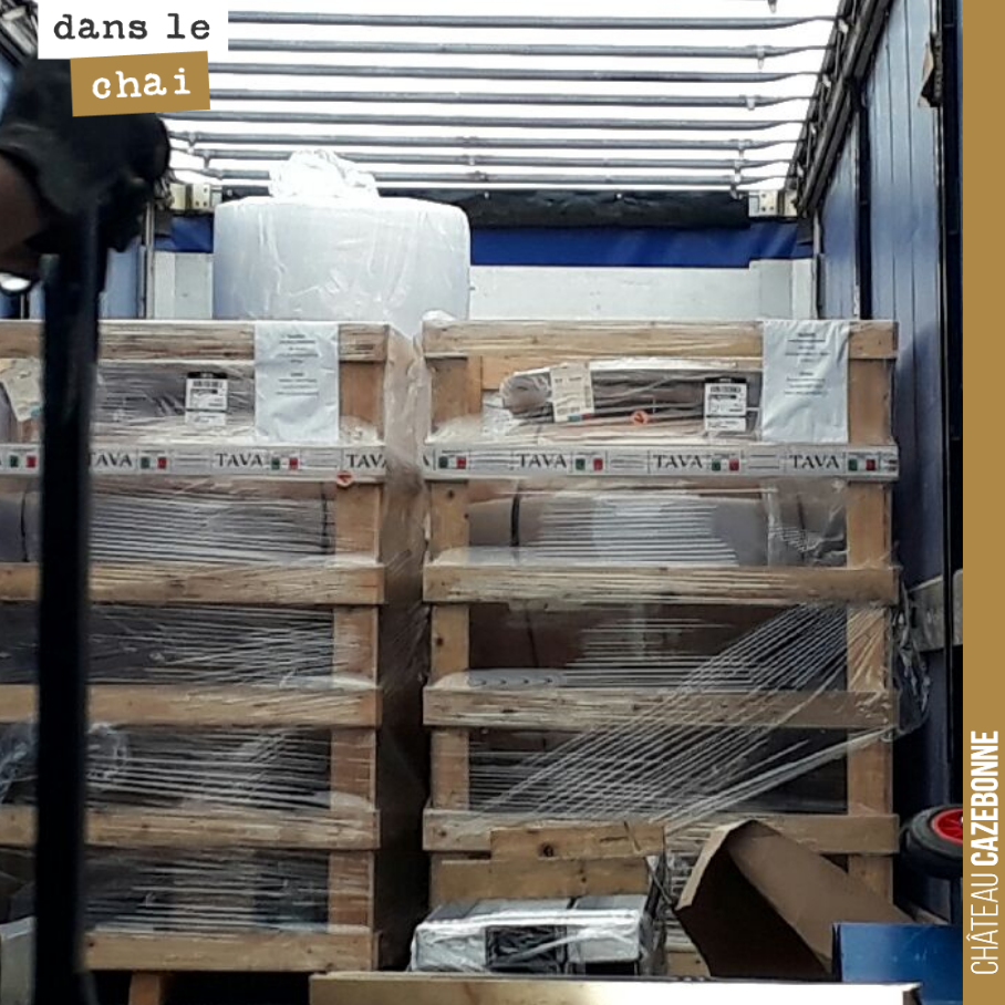 One by one, we are receiving the jars ordered for the ageing of the whites and reds of our single-vineyard cuvées.