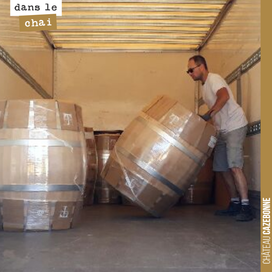 Delivery of our new oak barrels. We are conducting trials with 4 coopers this year, on both whites and reds (here Taransaud barrels). We want barrels that do not impart oak...