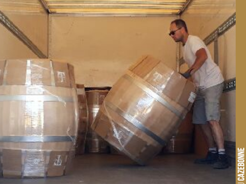 Delivery of our new oak barrels. We are conducting trials with 4 coopers this year, on both whites and reds (here Taransaud barrels). We want barrels that do not impart oak...