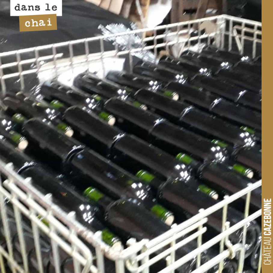 When bottling, there are two possible strategies: 2 operations or 4 operations.
In the first case, we simply bottle and cork. The advantage, if you don't wish to sell straight away...
