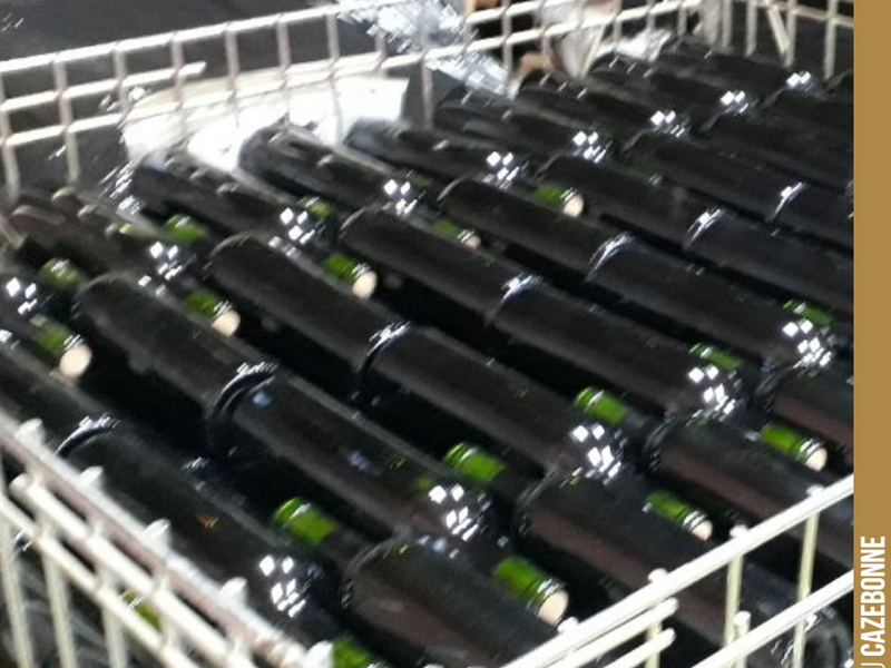 When bottling, there are two possible strategies: 2 operations or 4 operations.
In the first case, we simply bottle and cork. The advantage, if you don't wish to sell straight away...