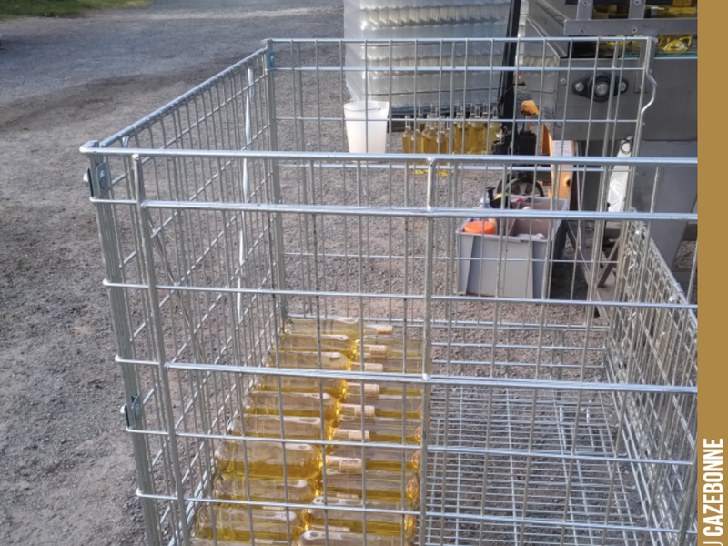 Bottling is underway for our Entre amis blanc 2020. A lovely sweet wine colour.
No, it really is dry, we promise. And very successful this year. Can't wait for you to taste it. 110...