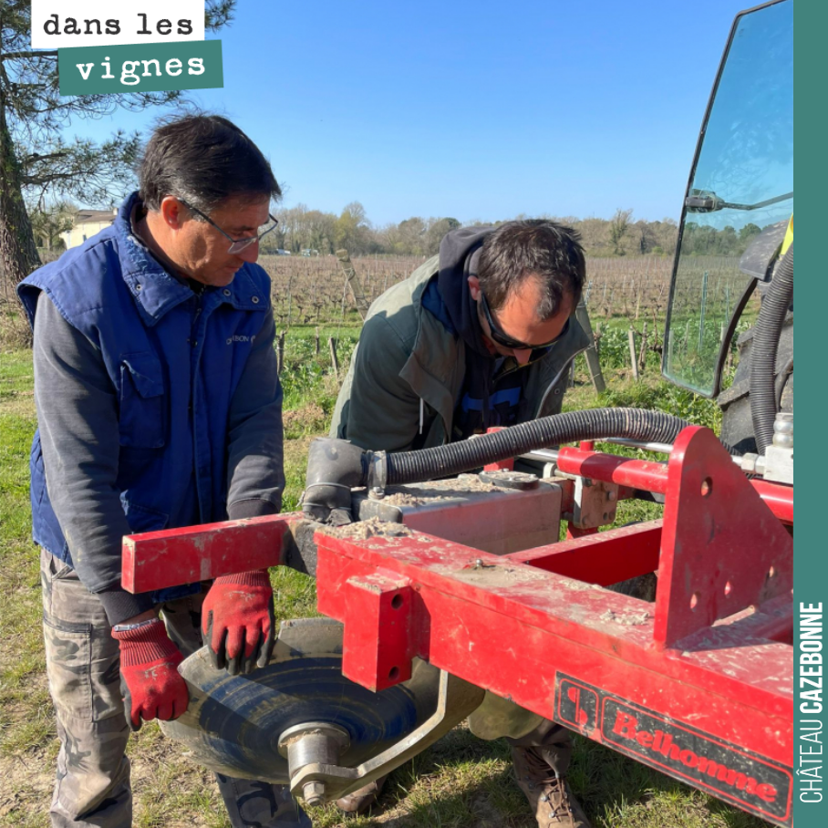 These machines break down quite often. And it’s not always easy to identify the faults. Yesterday a loose connection in the electrical box cost us several hours.
Here Bruno and Floria...