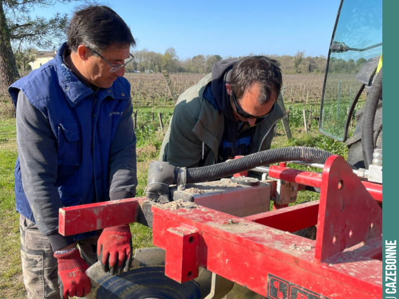 These machines break down quite often. And it’s not always easy to identify the faults. Yesterday a loose connection in the electrical box cost us several hours.
Here Bruno and Floria...