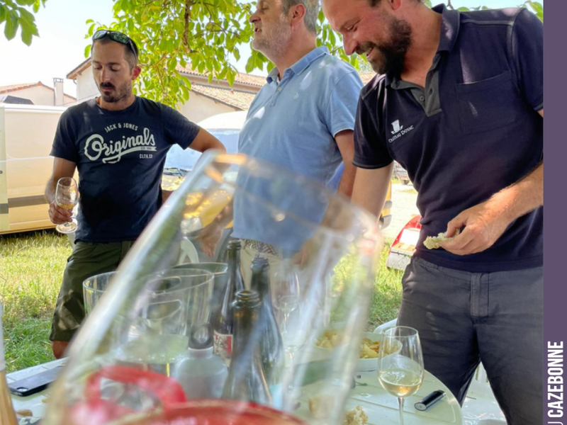 On Wednesday, we took some time out.
Took time with the team to enjoy a little barbecue and taste a dozen unusual cuvées along the way, including 6 Petnats. An opportunity to benchmark our Gaz'bonn...