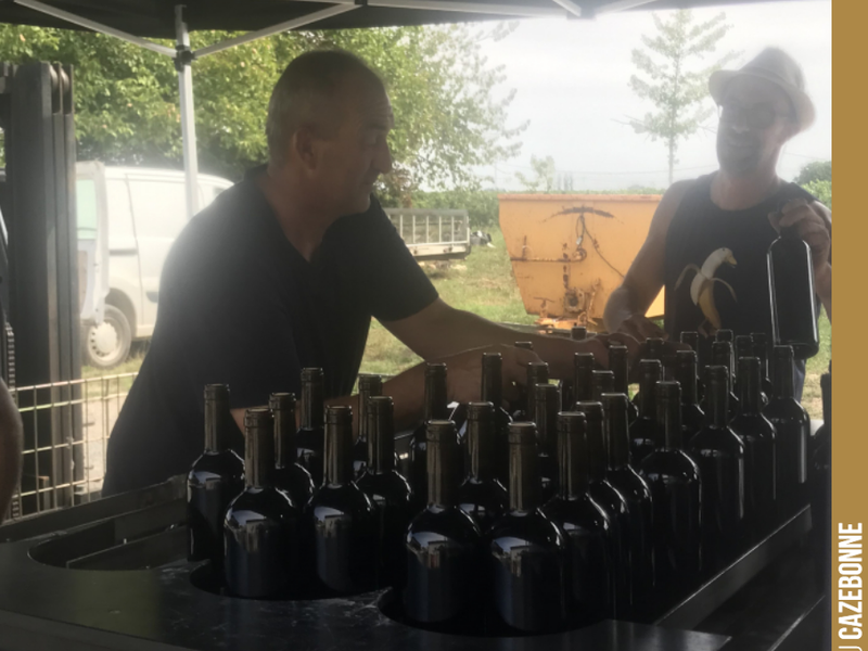 Today is bottling day to make some room for the arrival of the reds.
We have a little surprise in store for you with this wonderfully luscious Malbec cuvée.