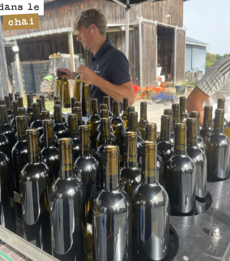 Mise en bouteille la semaine dernière de nos grandes cuvées de blanc sur le millésime 2022.
Argile ocre, Feldspath, Le grand vin et pour la première année Comme en 1900 en blanc.
Un excellent millé...