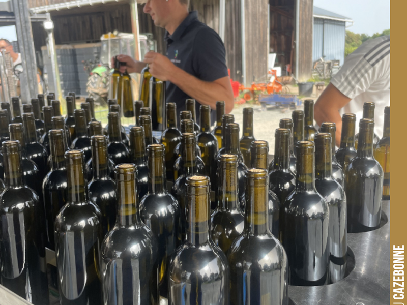 Bottling took place last week for our finest white cuvées from the 2022 vintage.
Argile ocre, Feldspath, Le grand vin and for the first year Comme en 1900 in white.
An excellent vint...