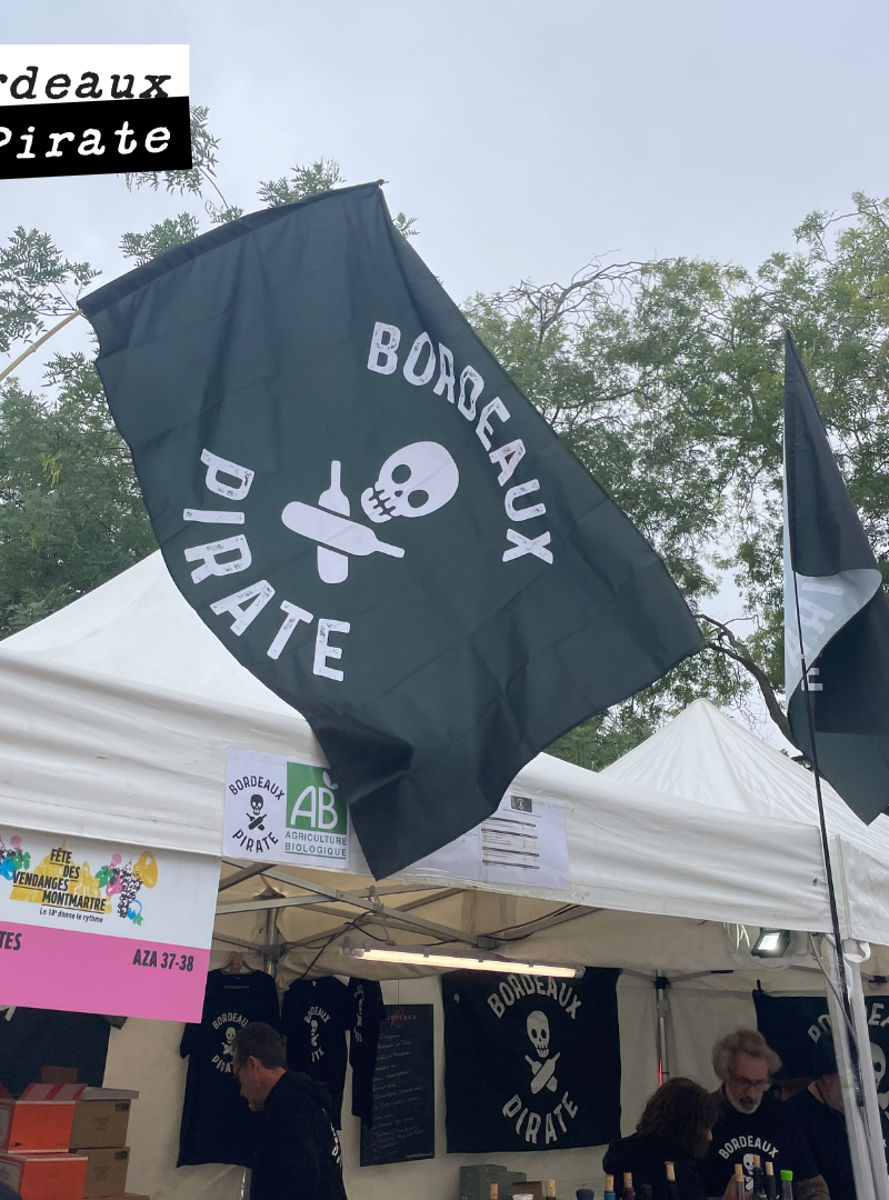 Le drapeau pirate 🏴‍☠️ est hissé pour la Fête des vendanges de Montmartre.